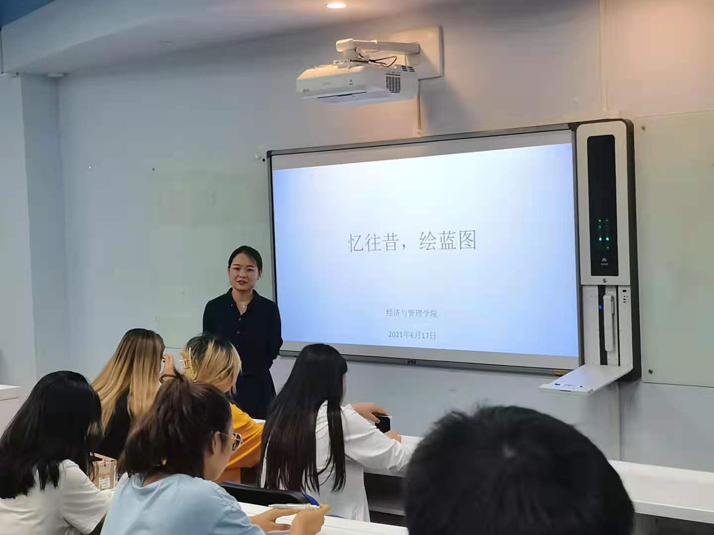 【經(jīng)濟(jì)與管理學(xué)院】召開“憶往昔，繪藍(lán)圖”學(xué)生代表座談會