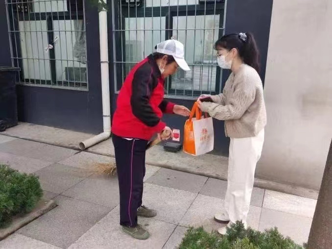 國際教育與人文學(xué)院同學(xué)為疫情工作者送溫暖
