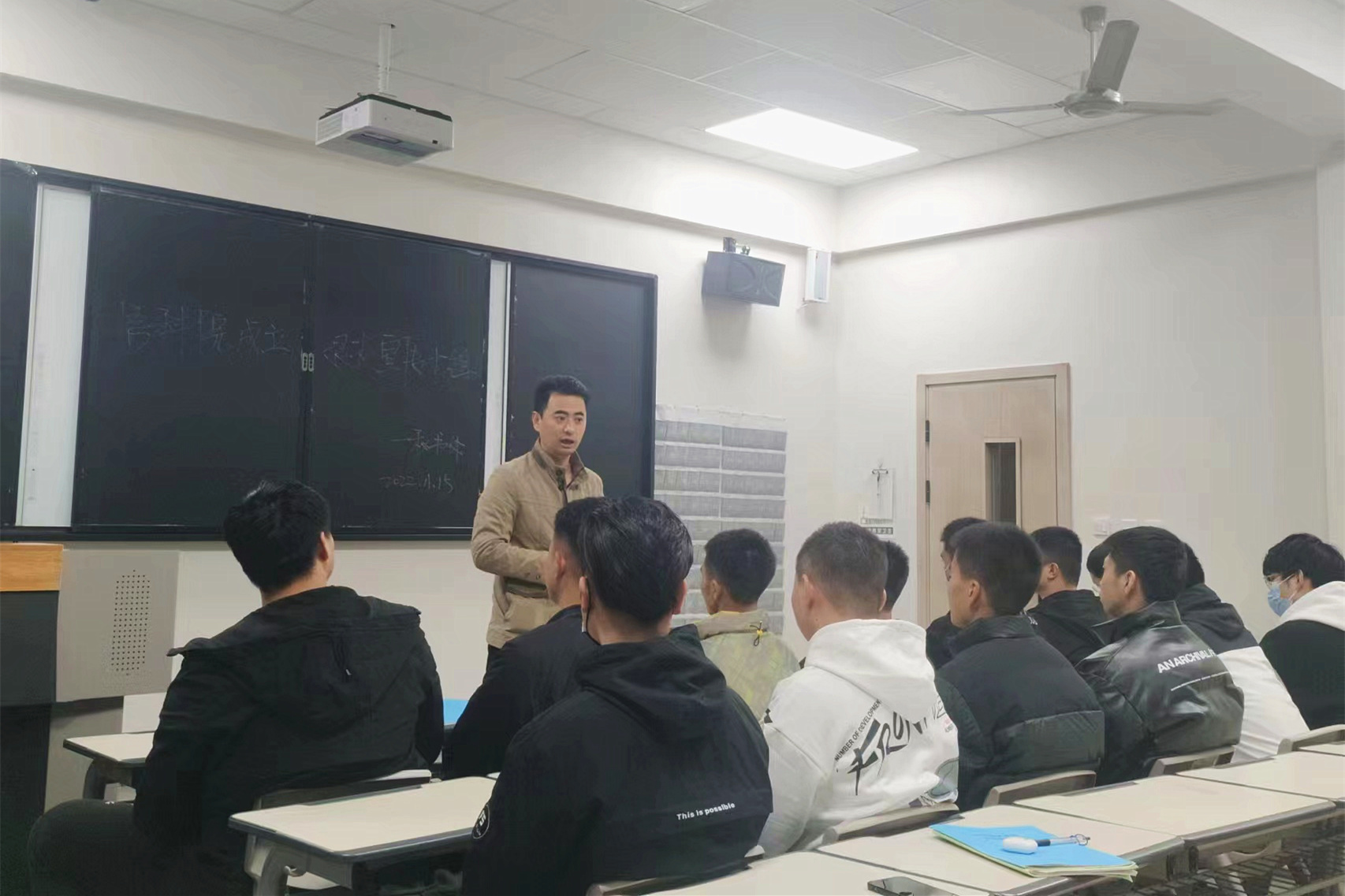 信息與科技工程學院成立退役復學學生宣講團