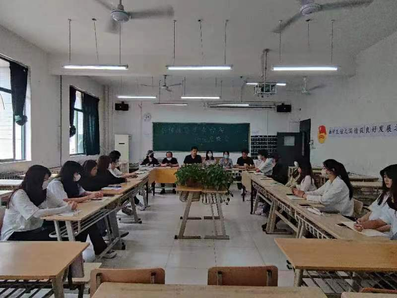 新傳媒與藝術(shù)學(xué)院召開師生座談會(huì)