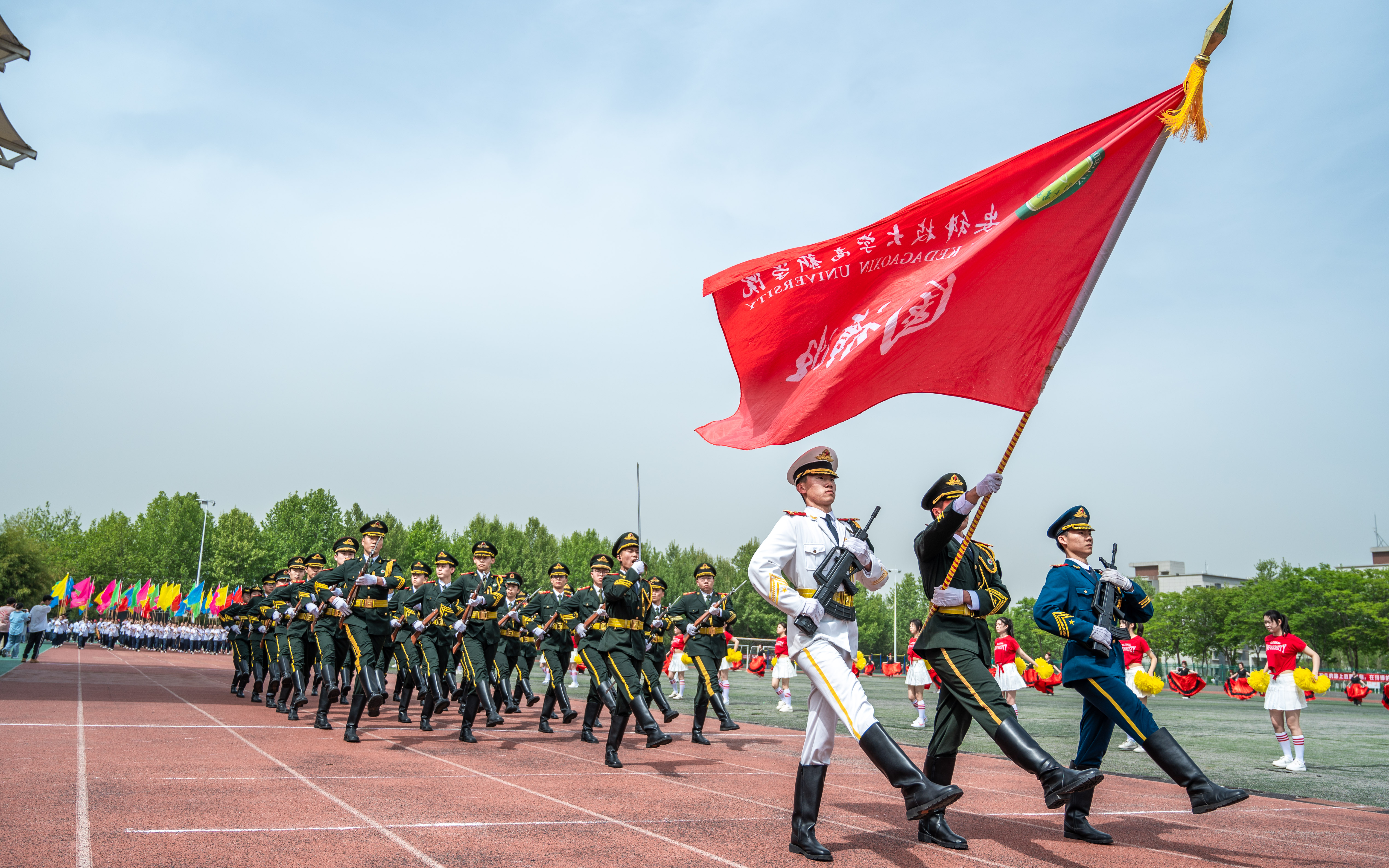 【中國(guó)教育在線(xiàn)】激昂賽事，火力全開(kāi) | 西安科技大學(xué)高新學(xué)院第十三屆田徑運(yùn)動(dòng)會(huì)澎湃開(kāi)幕